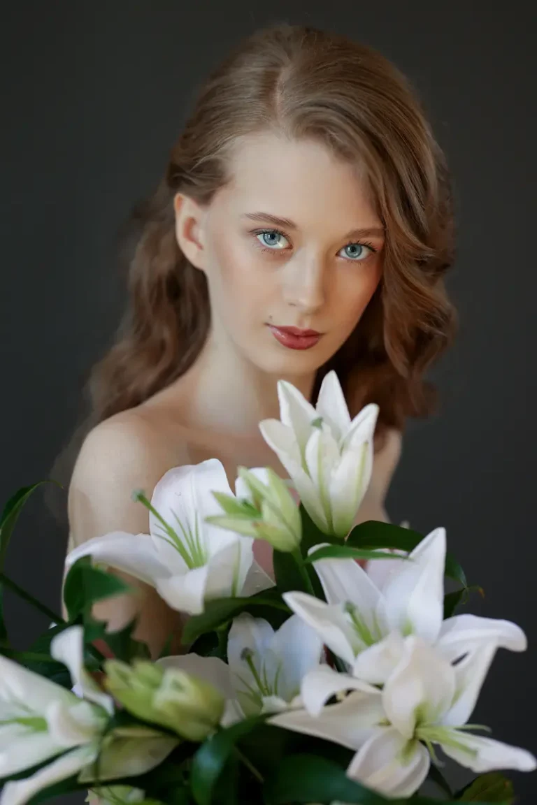 Beautiful white lily by Anastasia Synkova — JOLIE Magazine editorial